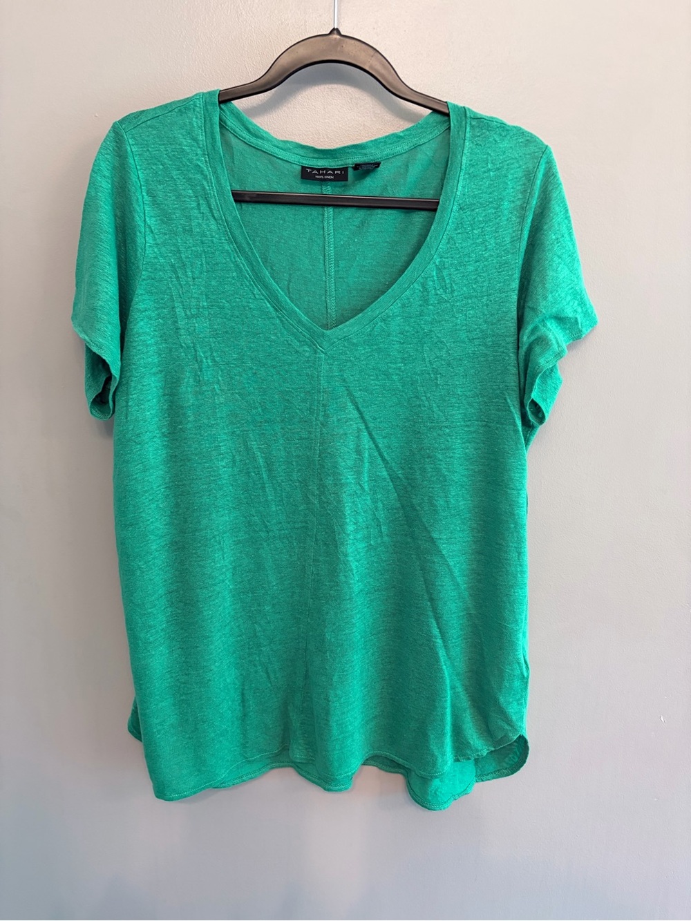 Tahari 100% linen green short sleeved top hi lo bottom. Size 1x